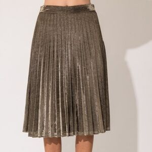 Elegant Pleated Skirt in Metallic Gray